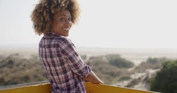 Lachende vrouw permanent op balkon — Stockvideo