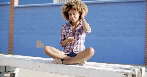 휴대 전화를 사용하는 여성 — 비디오