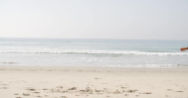 Mulher correndo na praia — Vídeo de Stock