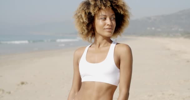 Mujer en bikini blanco sonriendo — Vídeos de Stock