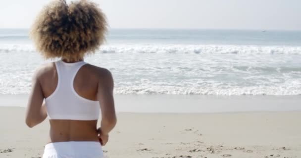 Femme courant sur la plage — Video