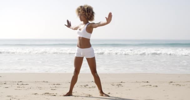 女性のビーチでのウォーム アップ — ストック動画