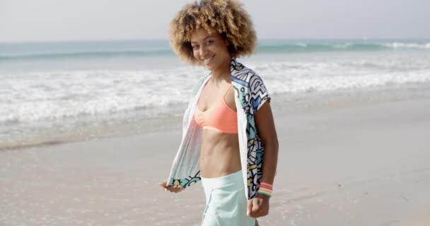 Girl walking along coastline — Stock Video