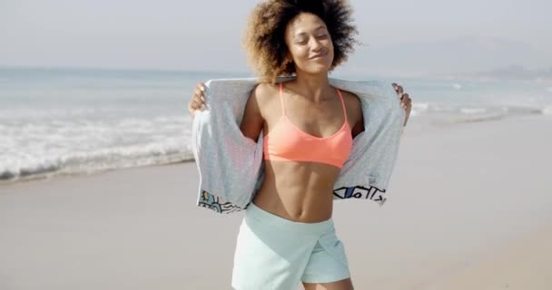 Mulher dançando na praia tropical — Vídeo de Stock