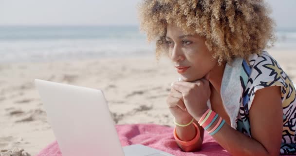 Женщина с ноутбуком на пляже летом — стоковое видео