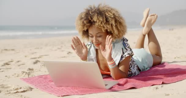 Mujer hablando con su amigo en línea en la playa — Vídeo de stock