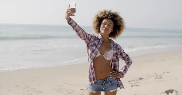 Vrouw die zich voordeed om selfie met smartphone — Stockvideo