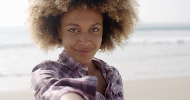 Mujer dando la mano en la playa — Vídeos de Stock