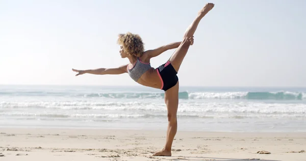 Vrouw doet yoga oefening — Stockfoto