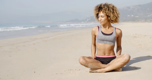 女の子が海岸で瞑想 — ストック写真