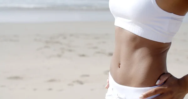 ビーチの砂の上の女性の腹 — ストック写真