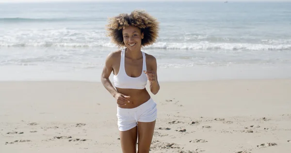 Nő fut a strandon — Stock Fotó