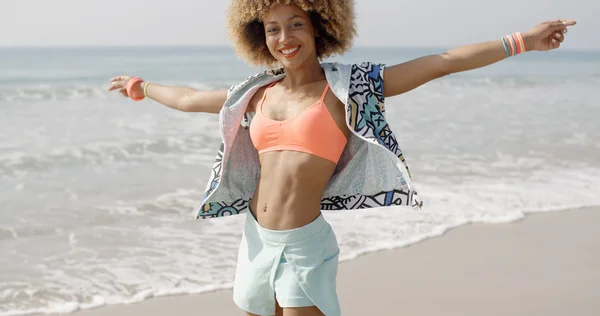 Mujer saltar feliz en la playa —  Fotos de Stock