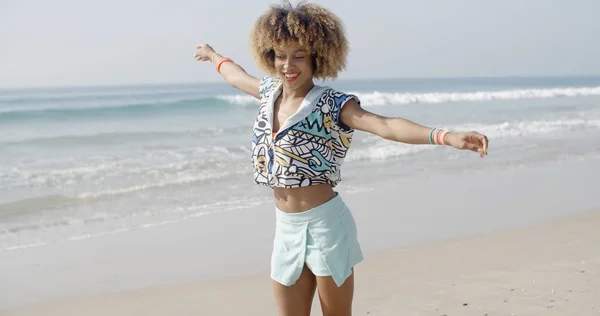 Femme danse amusant sur la plage — Photo