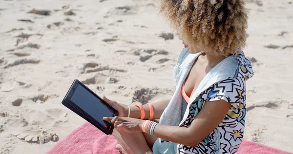 Frau am Strand mit Touchpad-Tablet — Stockfoto