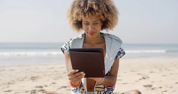 Κορίτσι που χρησιμοποιούν tablet pc στην παραλία — Φωτογραφία Αρχείου