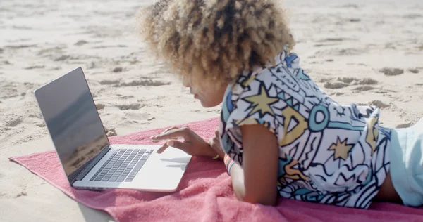 Дівчина серфінг Інтернет з ноутбуком — стокове фото