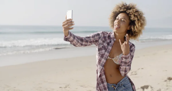 Mulher fazendo selfie na praia — Fotografia de Stock