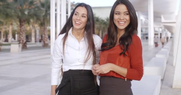 Mujeres de negocios de pie y charlando juntos — Vídeo de stock