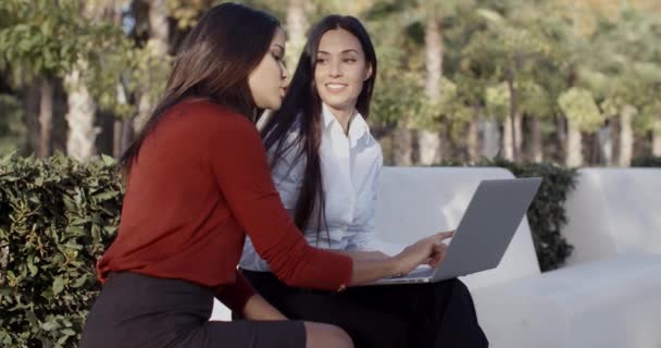 Vrouwelijke ondernemers delen laptop buiten — Stockvideo