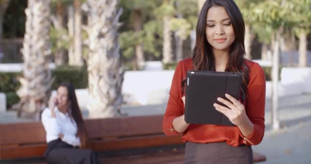Empresaria que usa tableta al aire libre — Vídeos de Stock