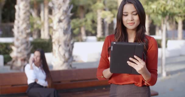 Empresaria que usa tableta al aire libre — Vídeo de stock