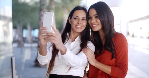 Mulheres posando para selfie — Vídeo de Stock