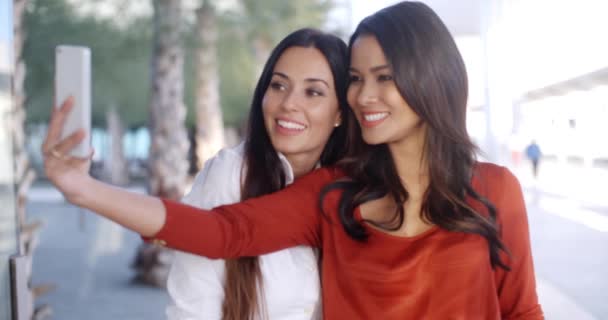 Mulheres posando para selfie — Vídeo de Stock