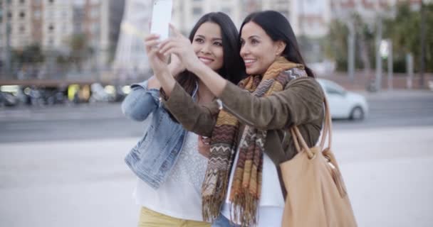 Mujeres posando juntas para selfie — Vídeos de Stock