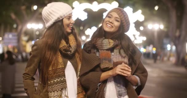 Mulheres desfrutando noite de inverno fora — Vídeo de Stock