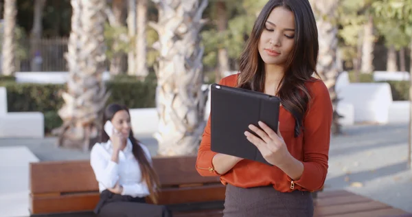 Businesswoman using tablet outdoors — Stock Photo, Image