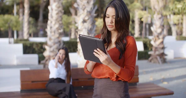 Бізнес-леді використовуючи планшет на відкритому повітрі — стокове фото