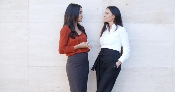 Mujeres de negocios de pie y charlando — Foto de Stock