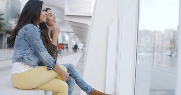 Mujeres relajándose en el banco en el paseo marítimo de la ciudad —  Fotos de Stock