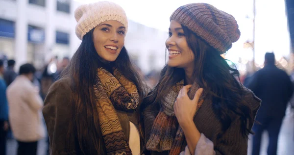 Frauen in Wintermode im Freien — Stockfoto