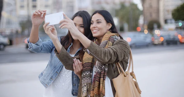 Wspaniałe kobiety stanowią dla selfie — Zdjęcie stockowe