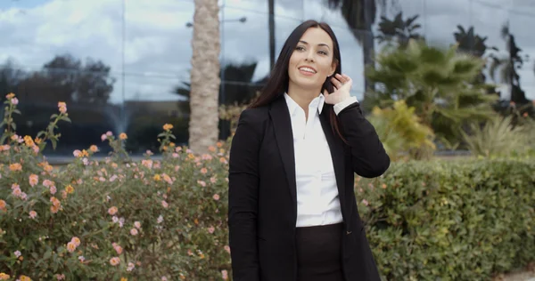 Businesswoman standing outside modern office — ストック写真