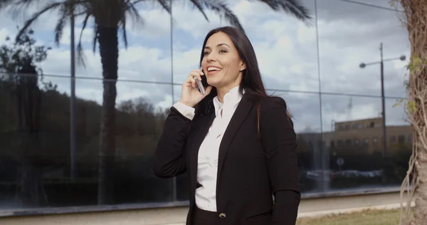 Бізнес-леді розмовляє по мобільному телефону — стокове фото