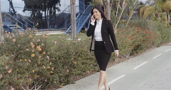 Businesswoman walking along street — Φωτογραφία Αρχείου