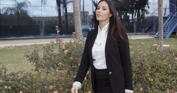 Businesswoman striding along sidewalk — ストック写真