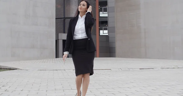 Business woman walking towards camera — стоковое фото