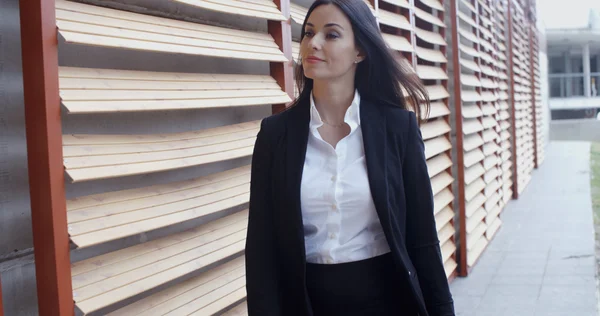 Mujer de negocios caminando por la ciudad — Foto de Stock