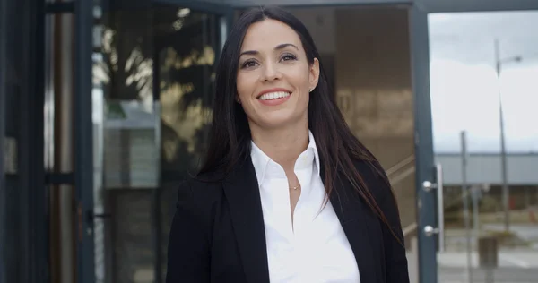 Young businesswoman exiting modern office — Stock fotografie