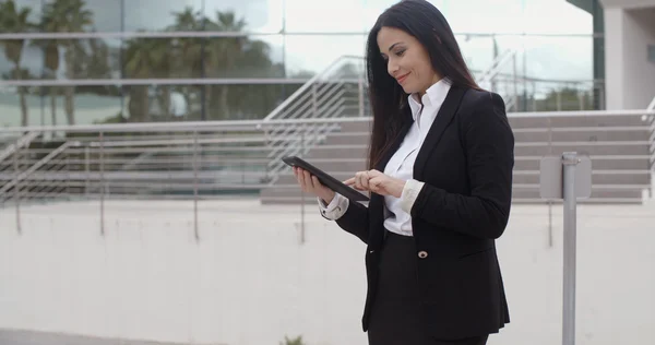 Stylish businesswoman using tablet computer — Stok fotoğraf