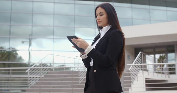 Femme d'affaires élégante utilisant un ordinateur tablette — Photo