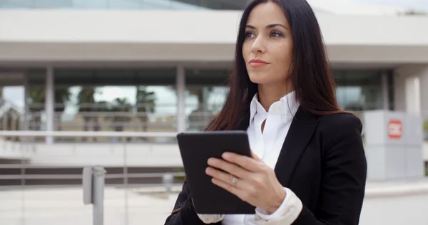 Бізнес-леді тримає планшет в руках — стокове фото