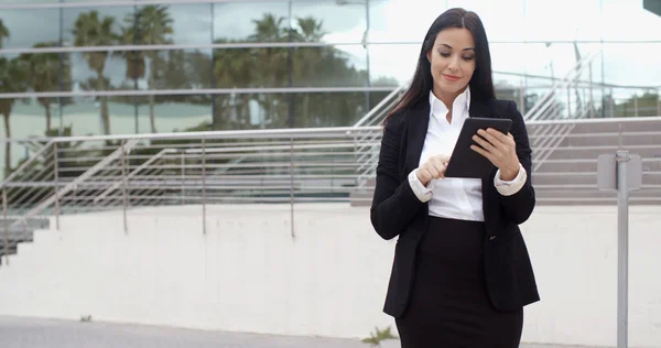 Mujer de negocios con estilo utilizando tableta de ordenador —  Fotos de Stock