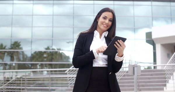 Businesswoman with confident smile holding tablet — Stockfoto