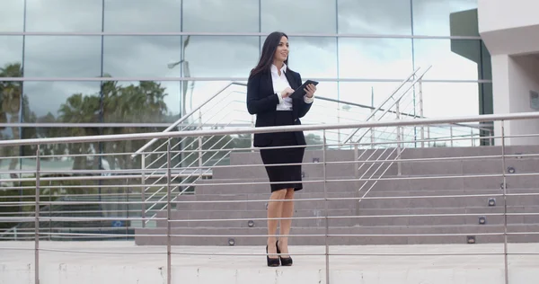 Stylish businesswoman using tablet computer — Stockfoto