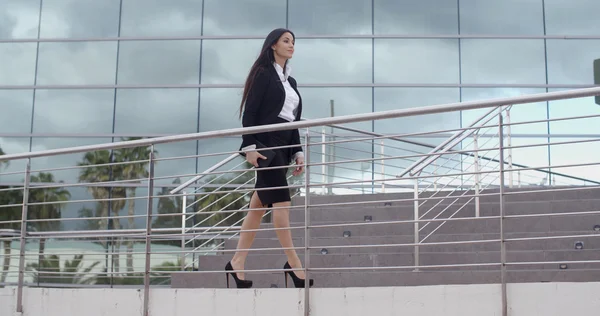 Businesswoman walking across walkway — 스톡 사진
